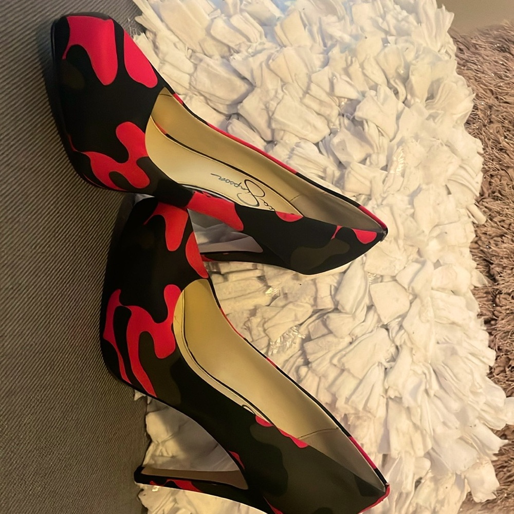 Army fatigue and fuchsia pink pumps
